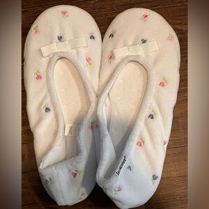 Isotoner Slippers NWOT Floral Large 8-9